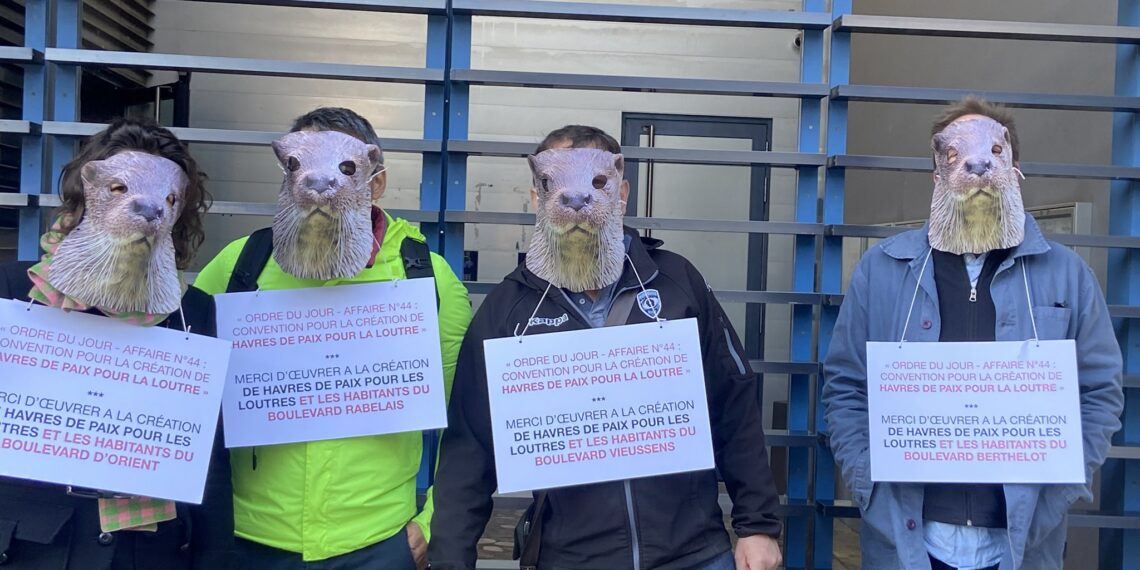 MONTPELLIER : DES LOUTRES EN COLÈRE DEVANT LE CONSEIL MUNICIPAL